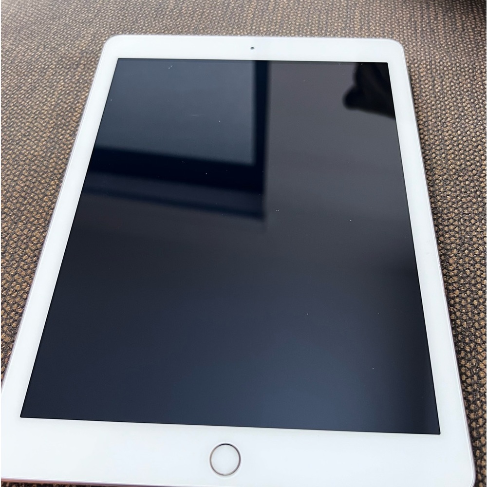 IPad 5th Generation Tablet in excellent condition